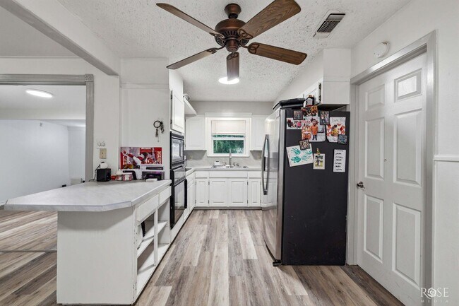 Building Photo - Charming 4 bedroom/2 Bath Home COMING SOON!