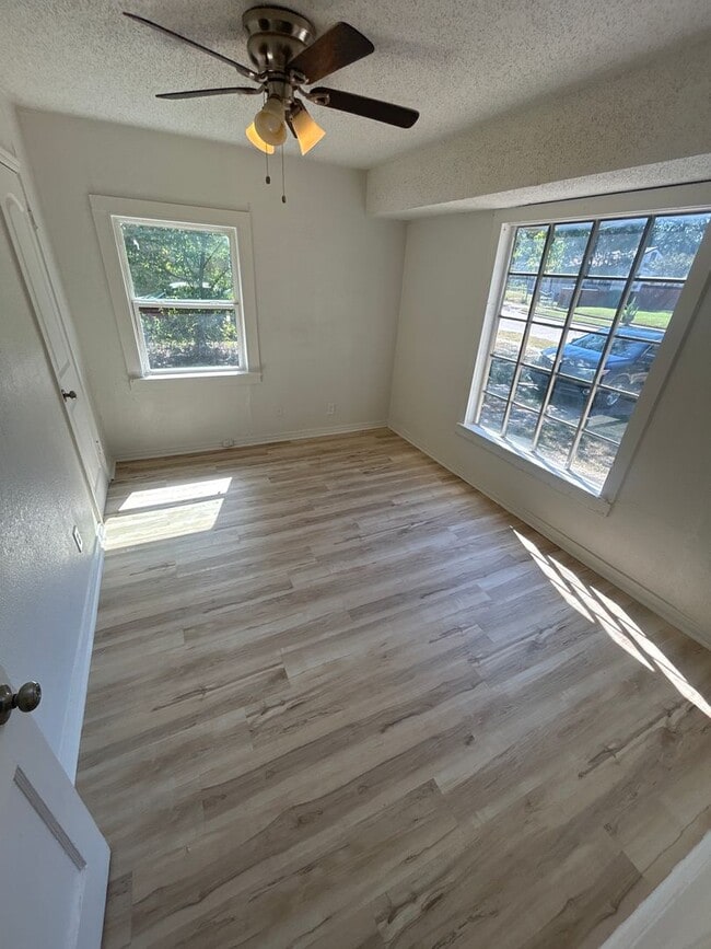 Building Photo - 2844 Toluca Ave