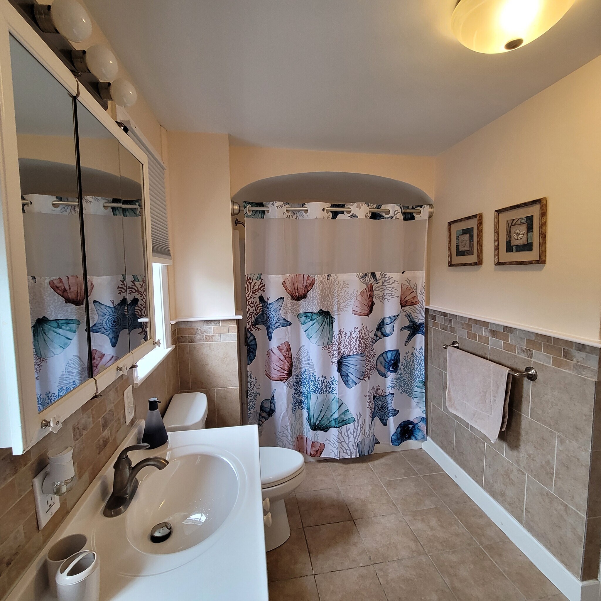 Large bathroom - 1235 Gardners Neck Rd