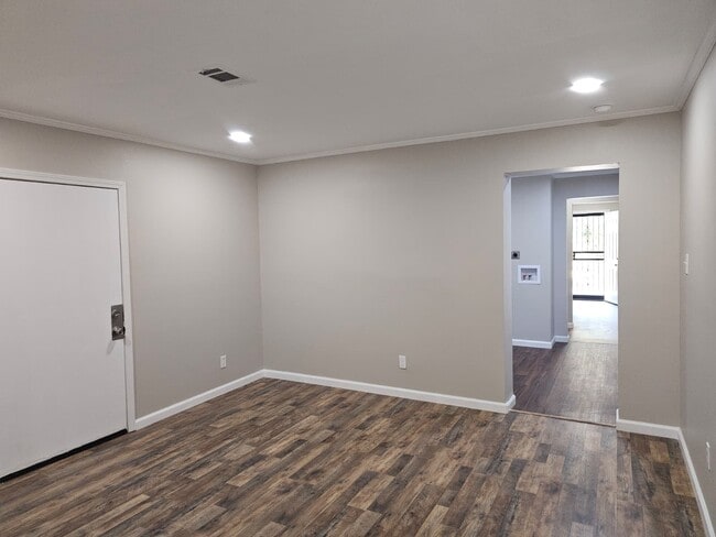 Building Photo - 2660 Supreme Ave