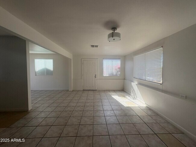 Building Photo - 2642 E Kings Ave