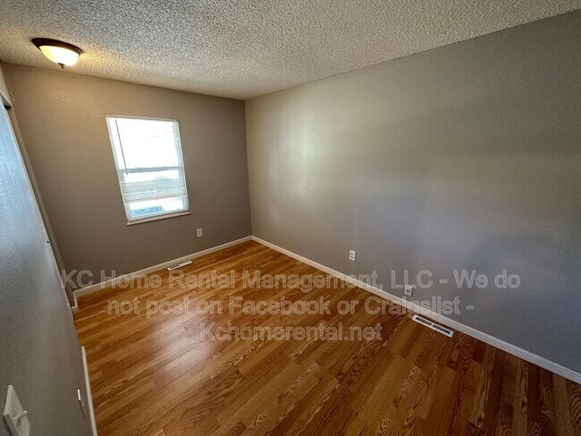 Building Photo - 1201 Golfview Dr