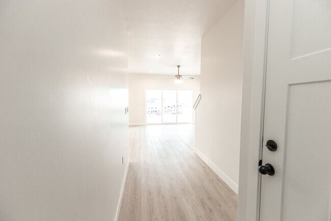 Building Photo - 1431 W Russo Dr