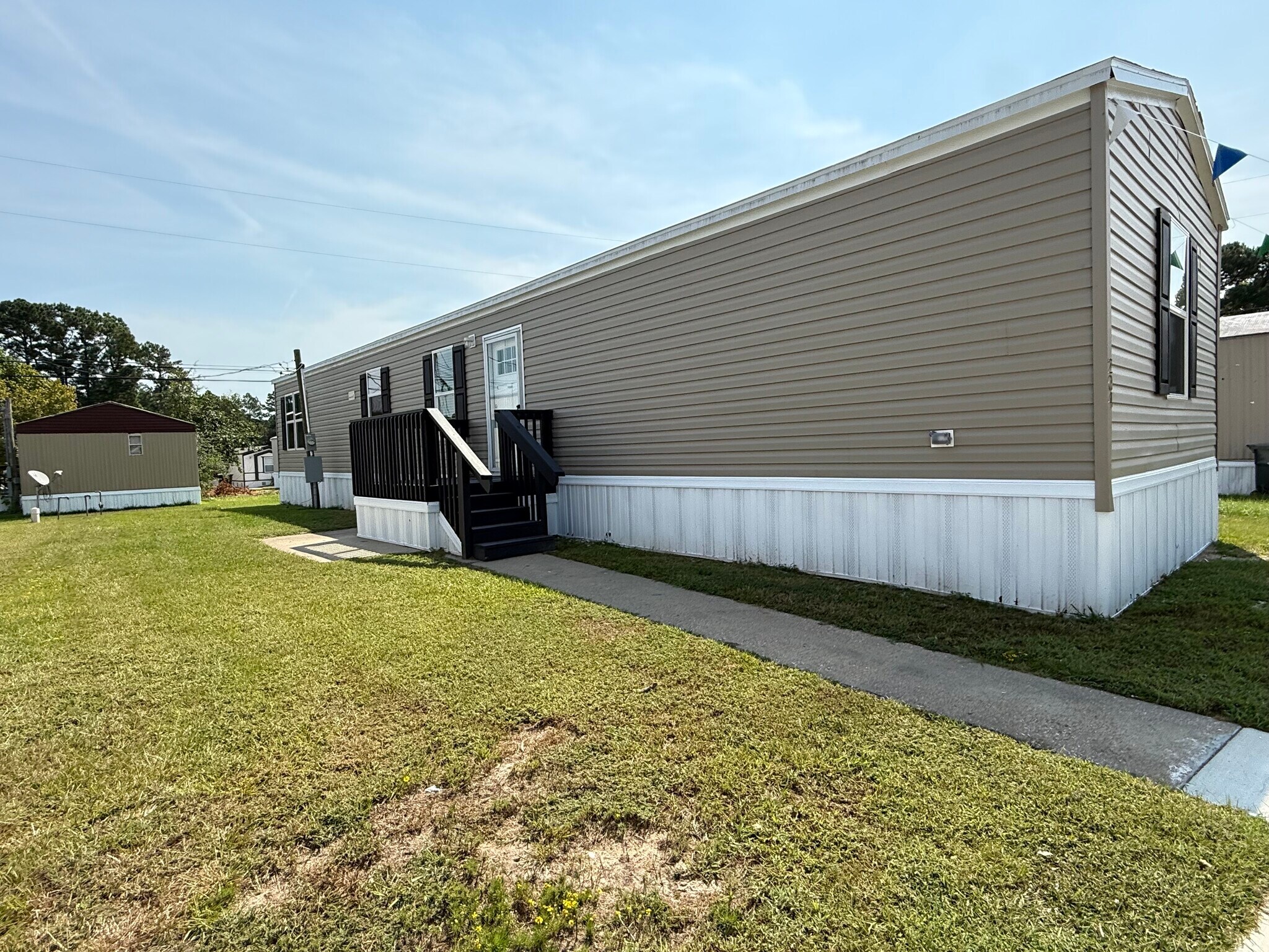 Building Photo - 204 Linda St