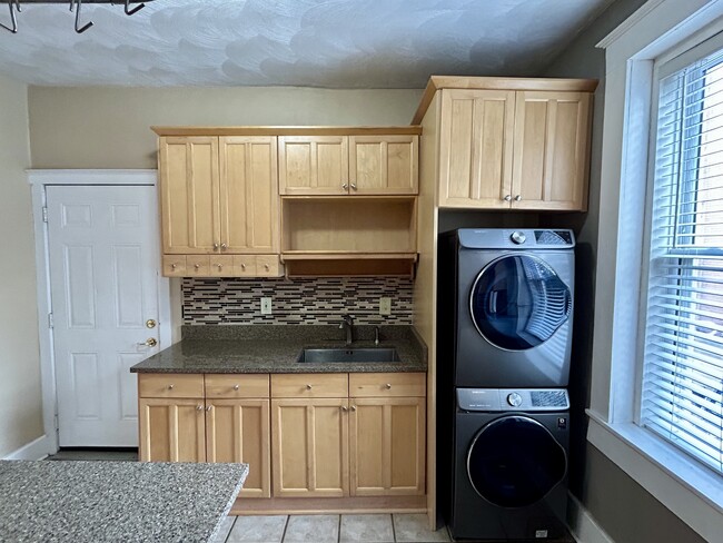 Building Photo - 3020 Colonial Ave