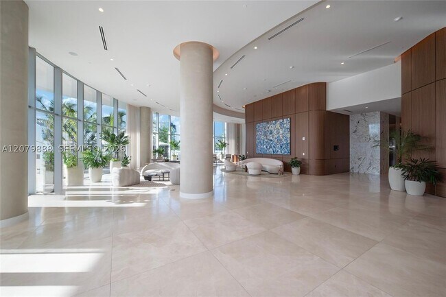 Building Photo - 2411 Laguna Cir