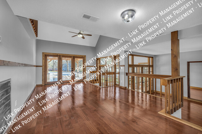 Building Photo - SPECIAL Half off January!  Spacious, Renov...