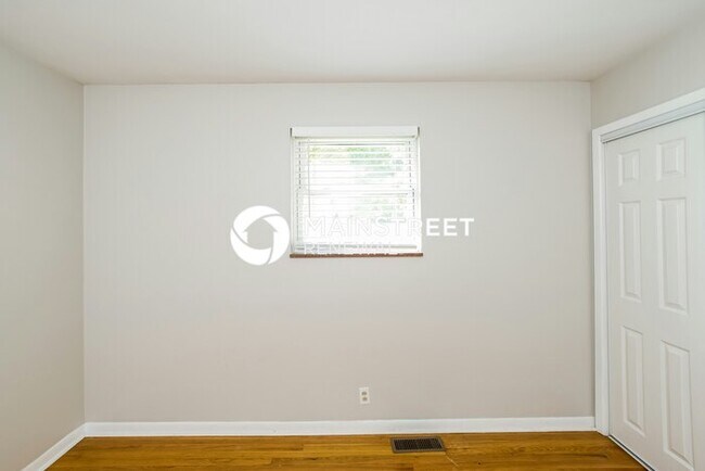 Building Photo - 3 Bedroom Pet-Friendly Home in KNOXVILLE, TN with Main Street Renewal