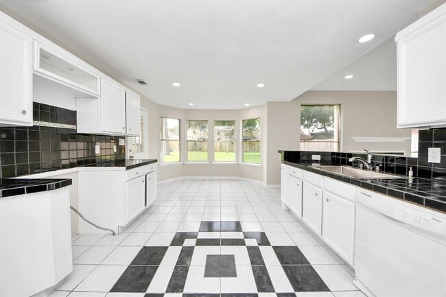 Building Photo - 16731 Sussex Dr