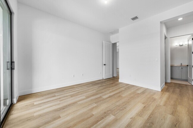 Building Photo - 9516 Riverside Pk Dr