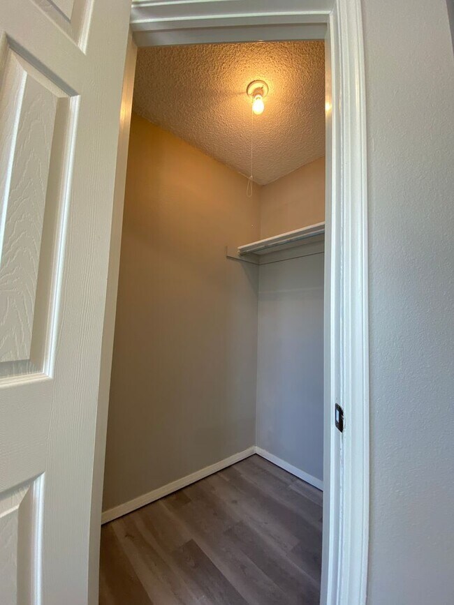 Building Photo - Updated 3 Bedroom, 2-1/2 Bathroom House on a Cul-de-sac