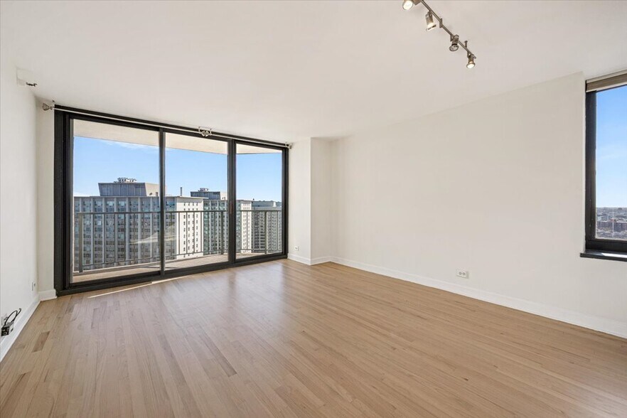 Building Photo - 3660 N Lake Shore Dr