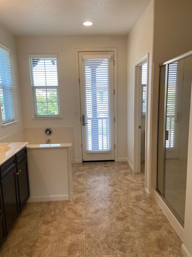 Building Photo - 4 Bedroom, 2.5 Bath - Located in Hideaway Treehouse Community
