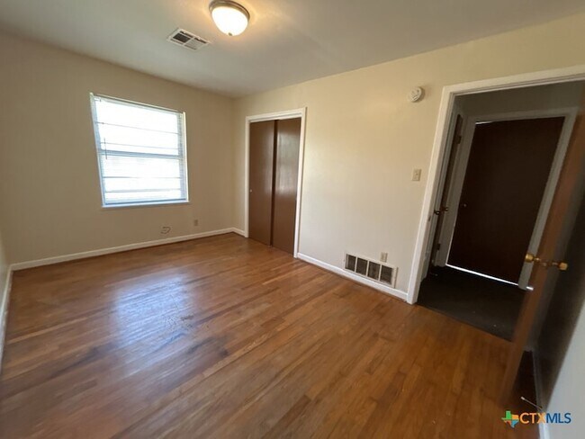 Building Photo - 310 Prather Dr