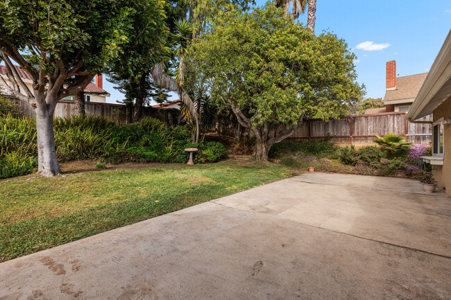 Building Photo - 910 Daisy Ave