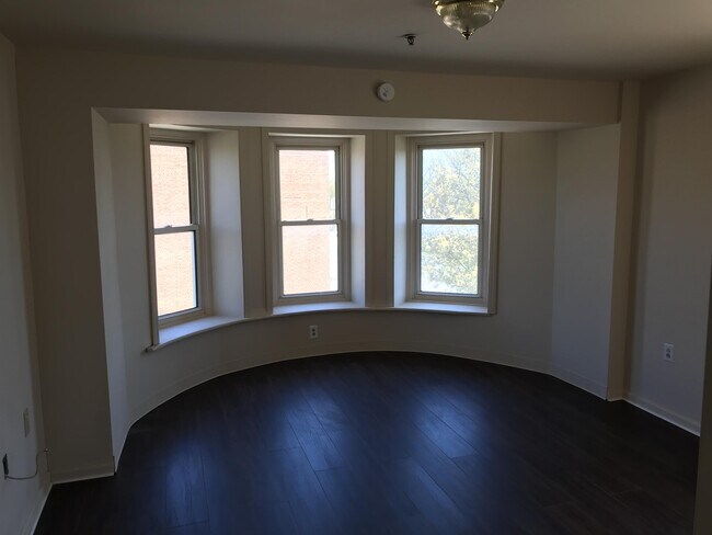 Building Photo - 200 E King St