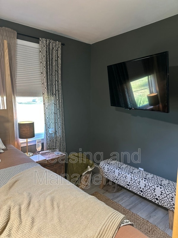 Building Photo - 823 Jordan St