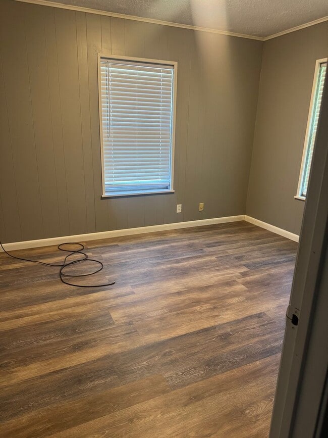 Building Photo - Completely Remodeled 3 Bed, 2 Bath Home in...
