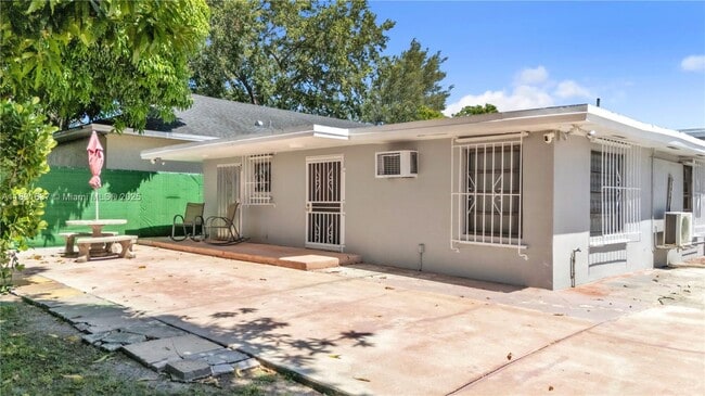 Building Photo - 555 SW 67th Ave
