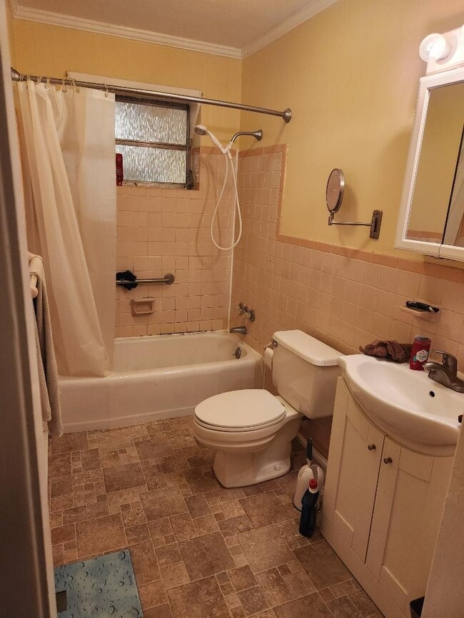 Building Photo - 412 BackStreet