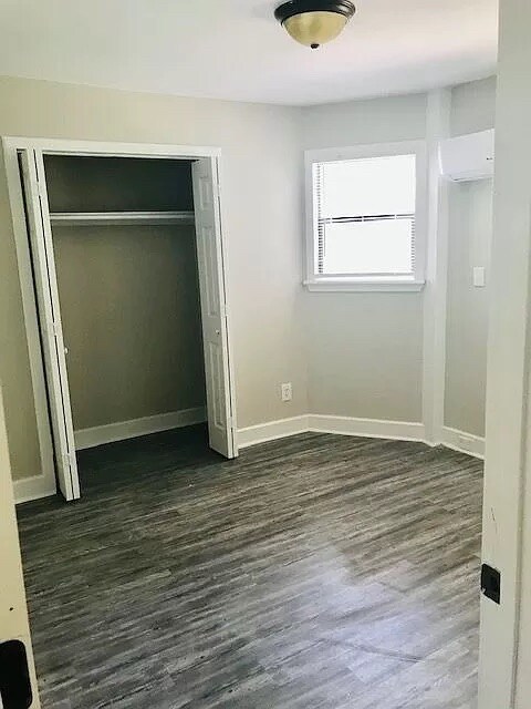 Building Photo - Room in Apartment on Heathcliff St