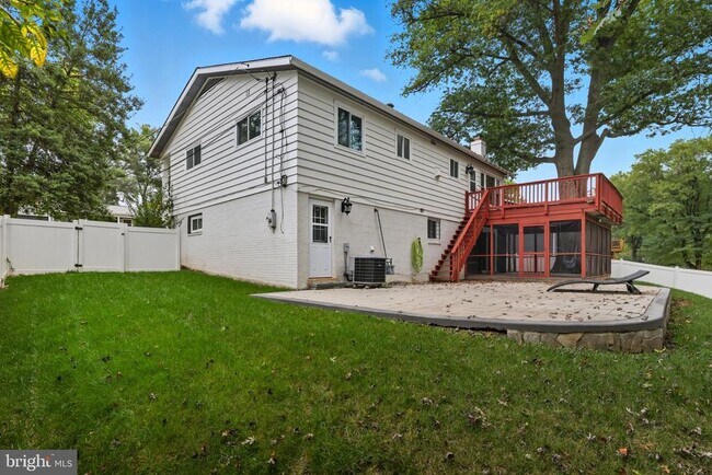 Building Photo - 5023 King Richard Dr