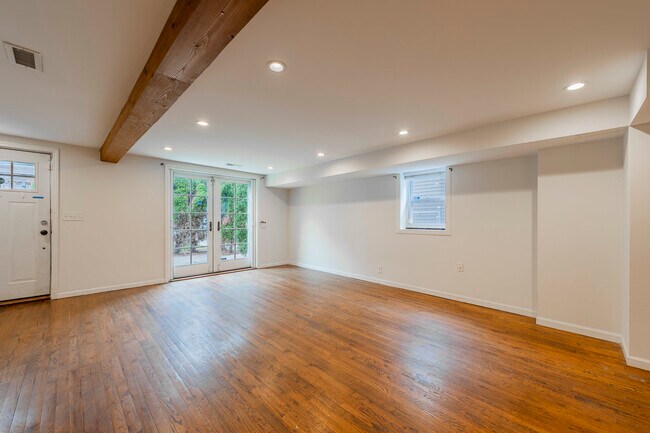 Building Photo - 1709 W Barry Ave