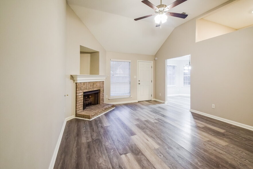 Building Photo - 10283 Green Moss Dr N