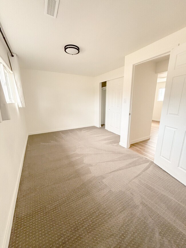Building Photo - 1108 500 N