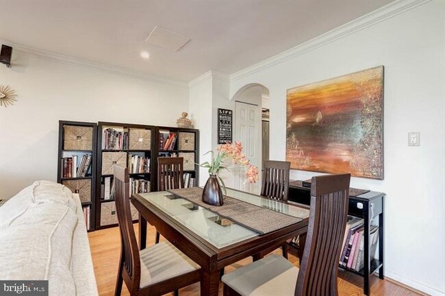 Building Photo - 1023 Quincy St NE