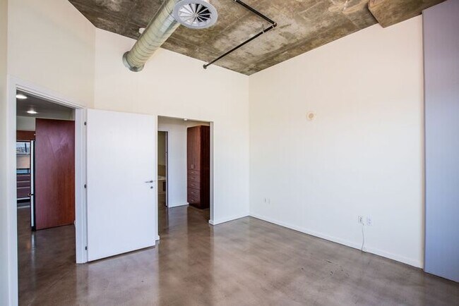 Building Photo - Stunning Modern 2Bdm 1Ba High-Rise Condo L...