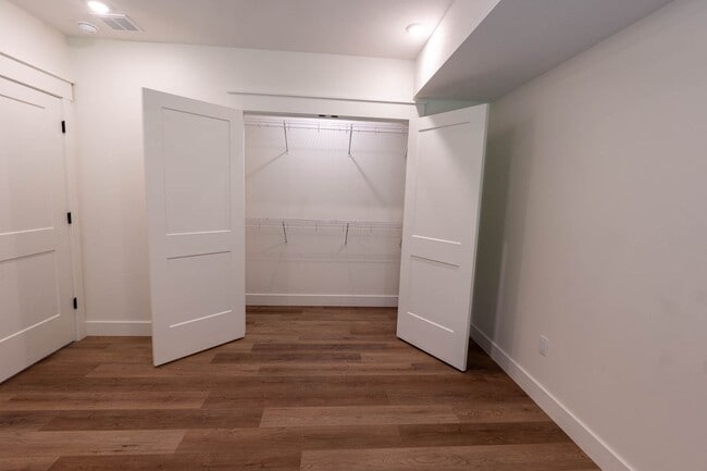 Building Photo - 4Bedroom/3bath Townhome