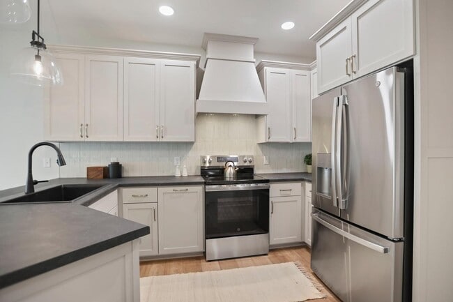 Building Photo - 614 6th St NW