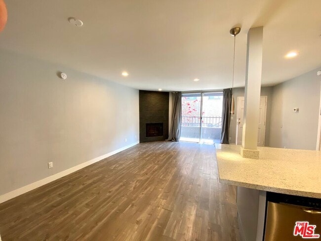Building Photo - 1529 S Bundy Dr