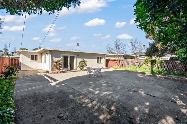 Building Photo - Move-In Ready Gem with Convenient Location