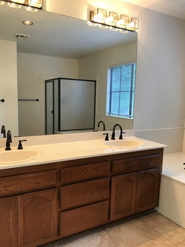 Building Photo - 4 Bedroom, 2.5 Bath House w/2 Garages on 1...