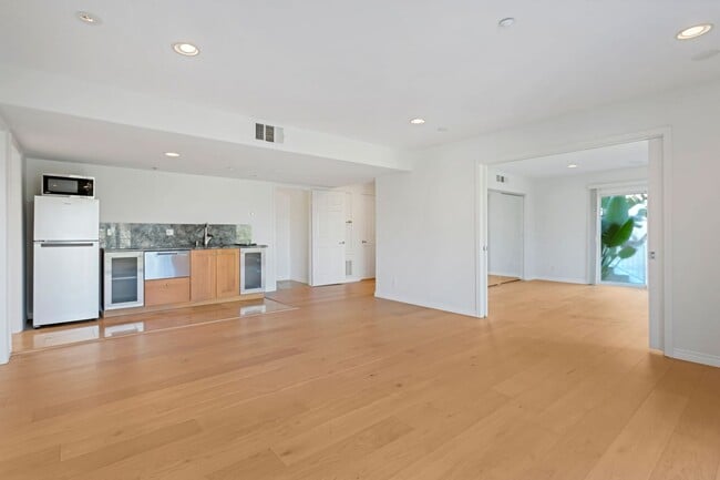 Building Photo - Modern 5-Bedroom Home with Spectacular Vie...