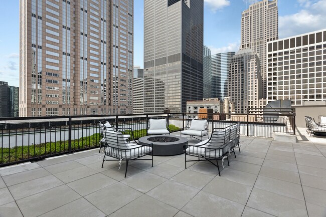 Building Photo - 330 S. Wells St - New Jr One Bed Located i...