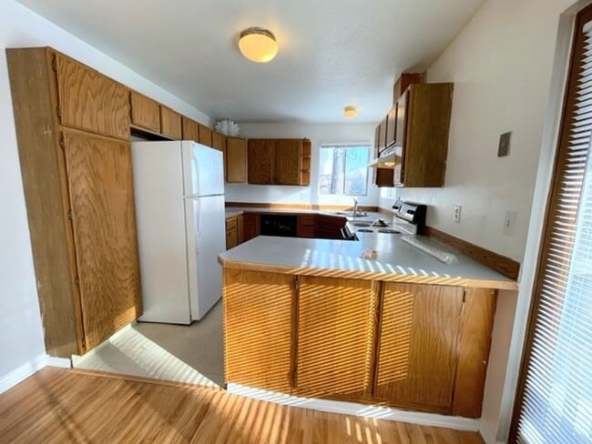 Building Photo - RARE FIND! Spacious and bright three bedro...