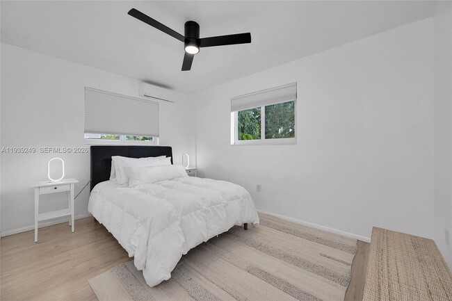 Building Photo - 1001 NE 110th St