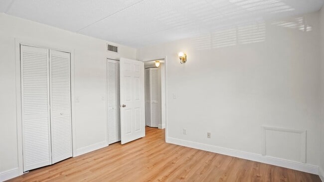 Building Photo - 1100 E Caroline St