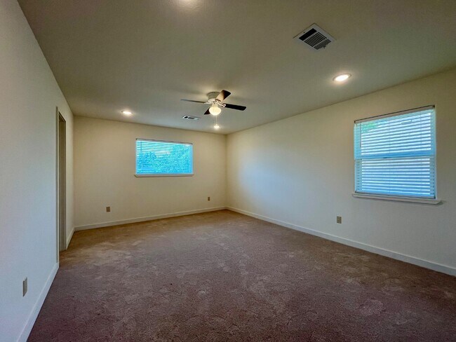 Building Photo - 5122 Bonnell Ave