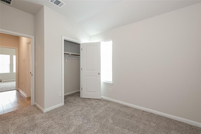 Building Photo - 1014 Round Bale Rd