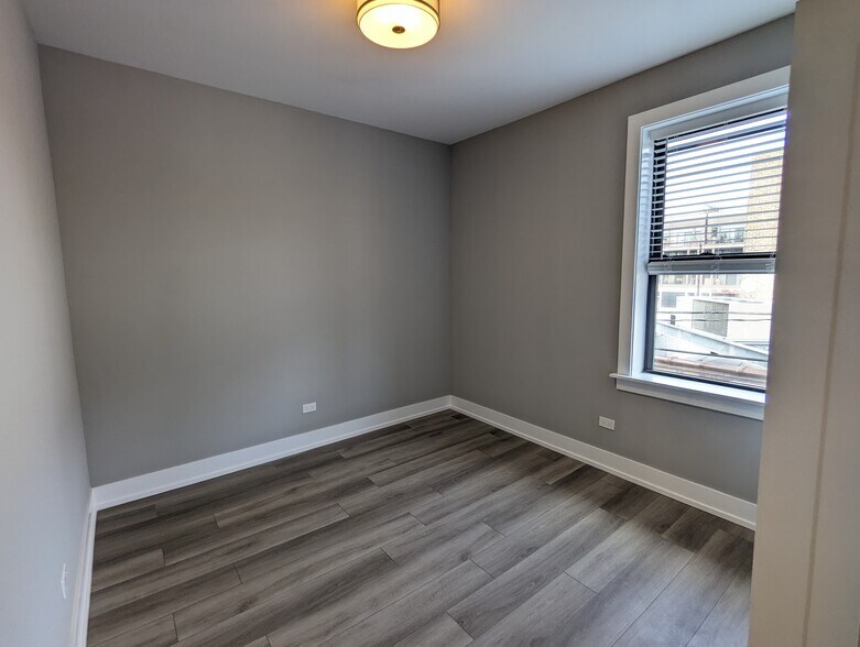 Building Photo - 3935 N Janssen Ave