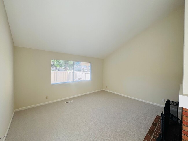 Building Photo - Spacious Townhouse in the Desired Bancroft...