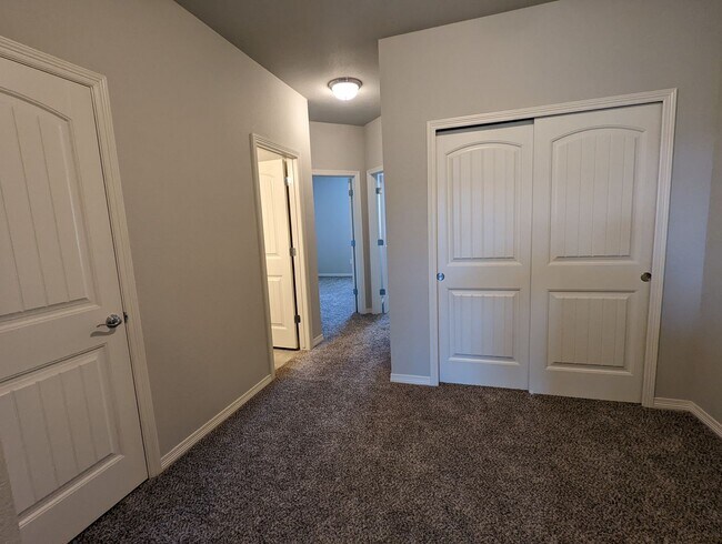 Building Photo - Beautiful Newer Townhome