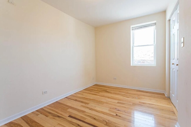 Building Photo - 1338 W Erie St