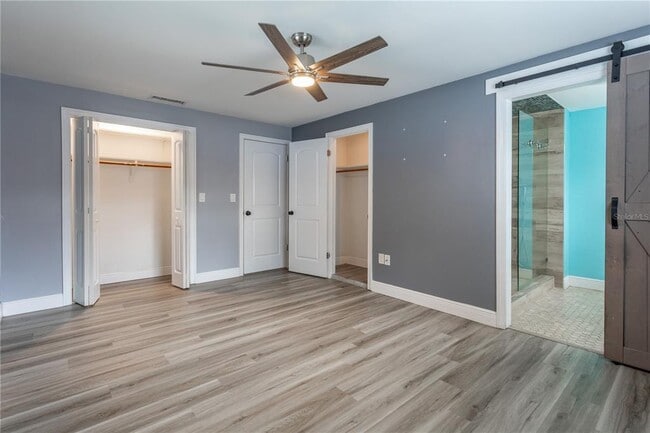 Building Photo - 2021 Valley Dr