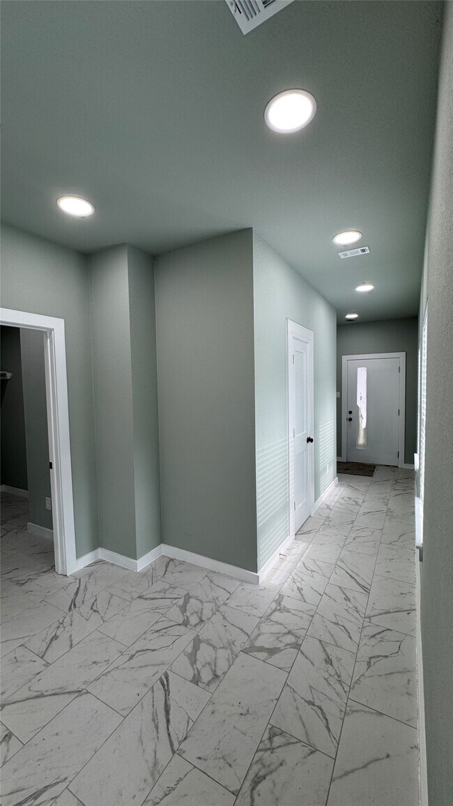 Building Photo - 129 S 10th St