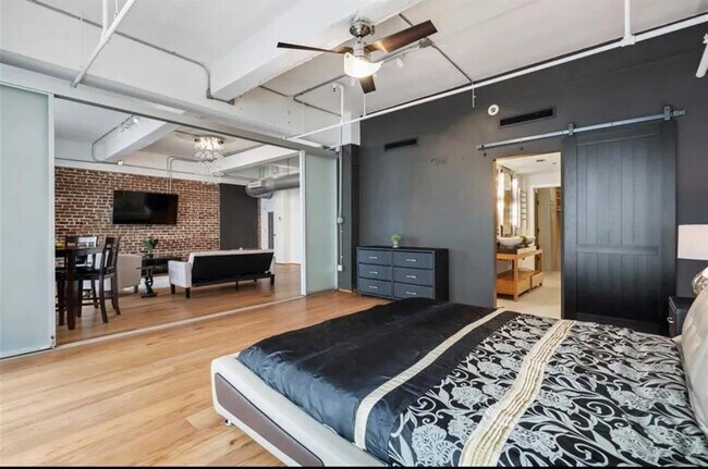 Building Photo - 711 Main St